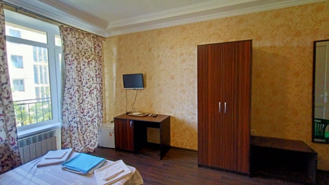 Трехместный (Стандарт 3х-местный (1-комнатный)) гостевого дома Каникулы, Витязево