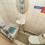 Ванная комната в этой комнате для двоих представляет собой оазис релаксации и уюта. Современный дизайн ванной комнаты воплощает в себе комфорт и функциональность. 