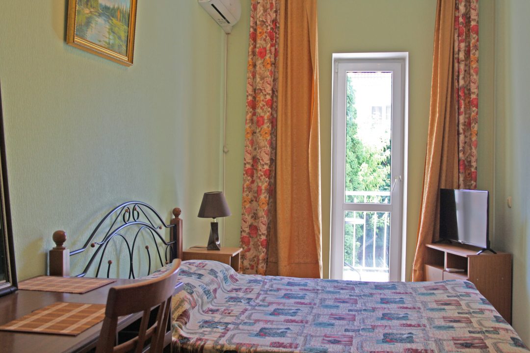 Двухместный (Стандартный двухместный номер с двуспальной кроватью и балконом) гостевого дома Катта, Анапа