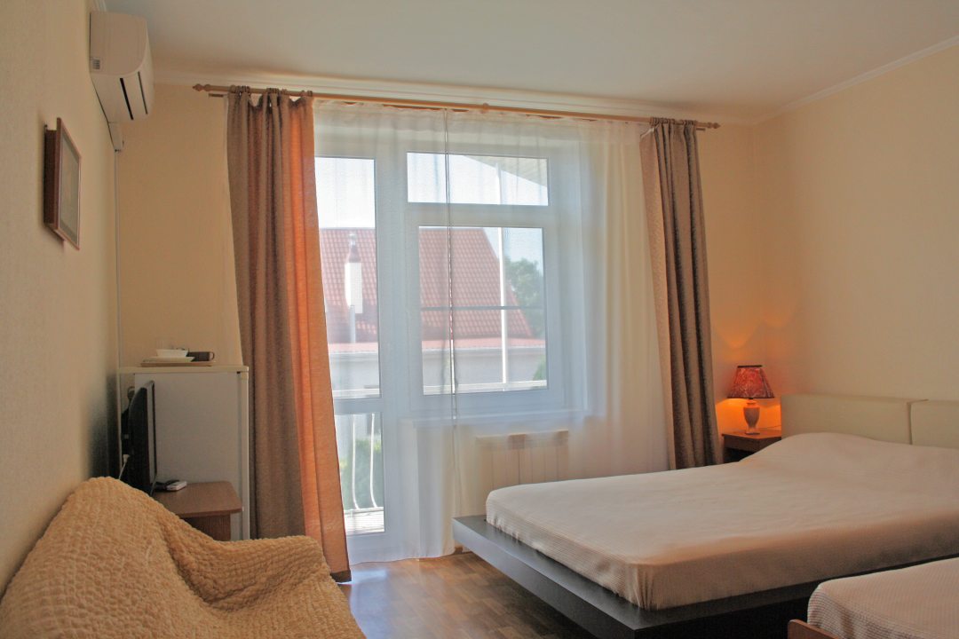 Трёхместный и более (Стандартный трехместный номер с двуспальной и односпальной кроватями) гостевого дома Катта, Анапа