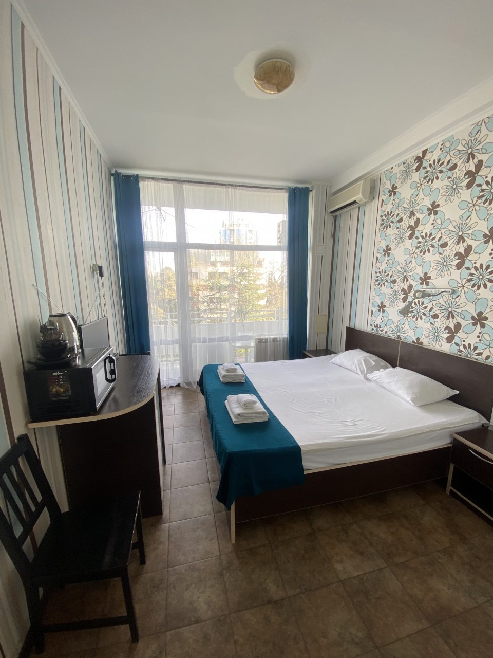 Двухместный (Двухместный номер с открытым балконом и боковым видом на море) мини-отеля Joy Apartments, Сочи