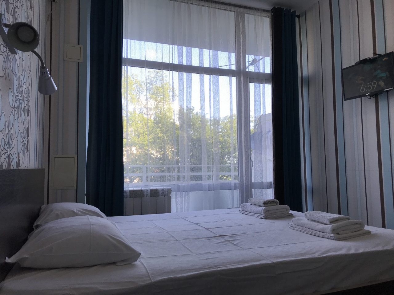 Трехместный (Трехместный номер с открытым балконом и боковым видом на море) мини-отеля Joy Apartments, Сочи