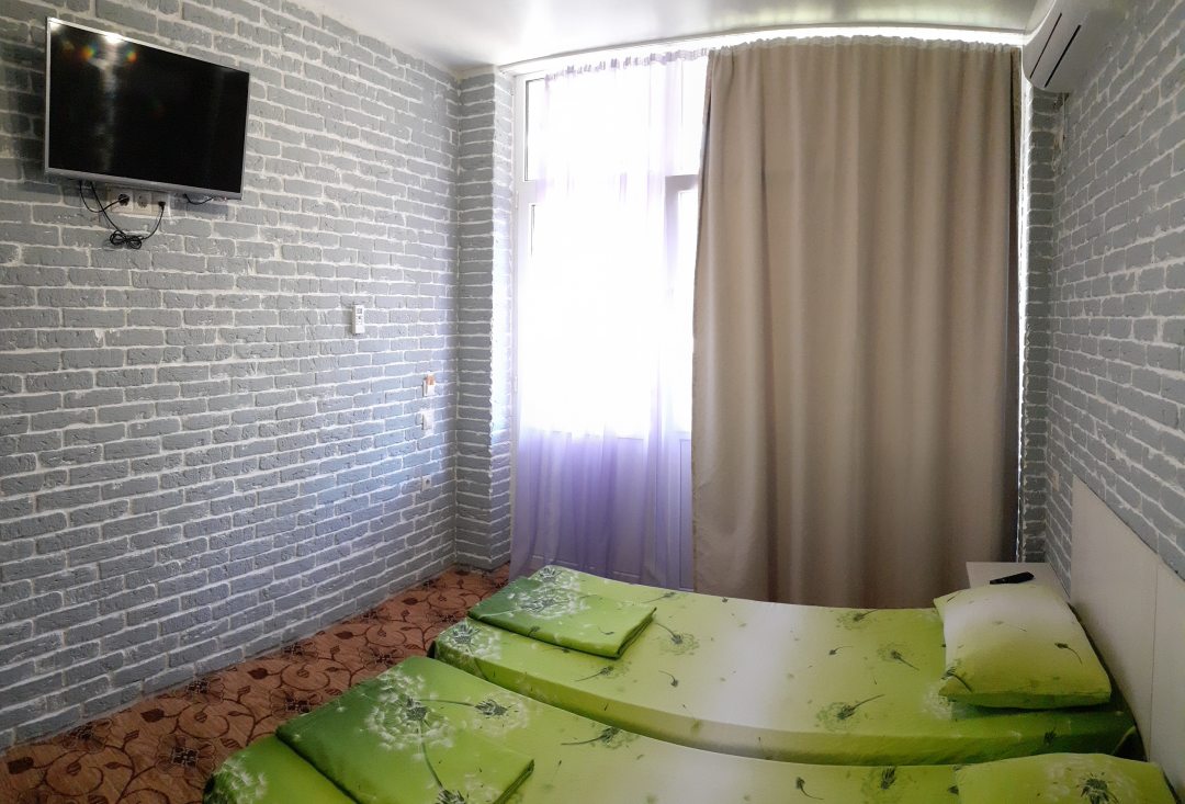 Двухместный номер на 2м этаже с односпальными кроватями. Гостевой дом Tavush Sochi