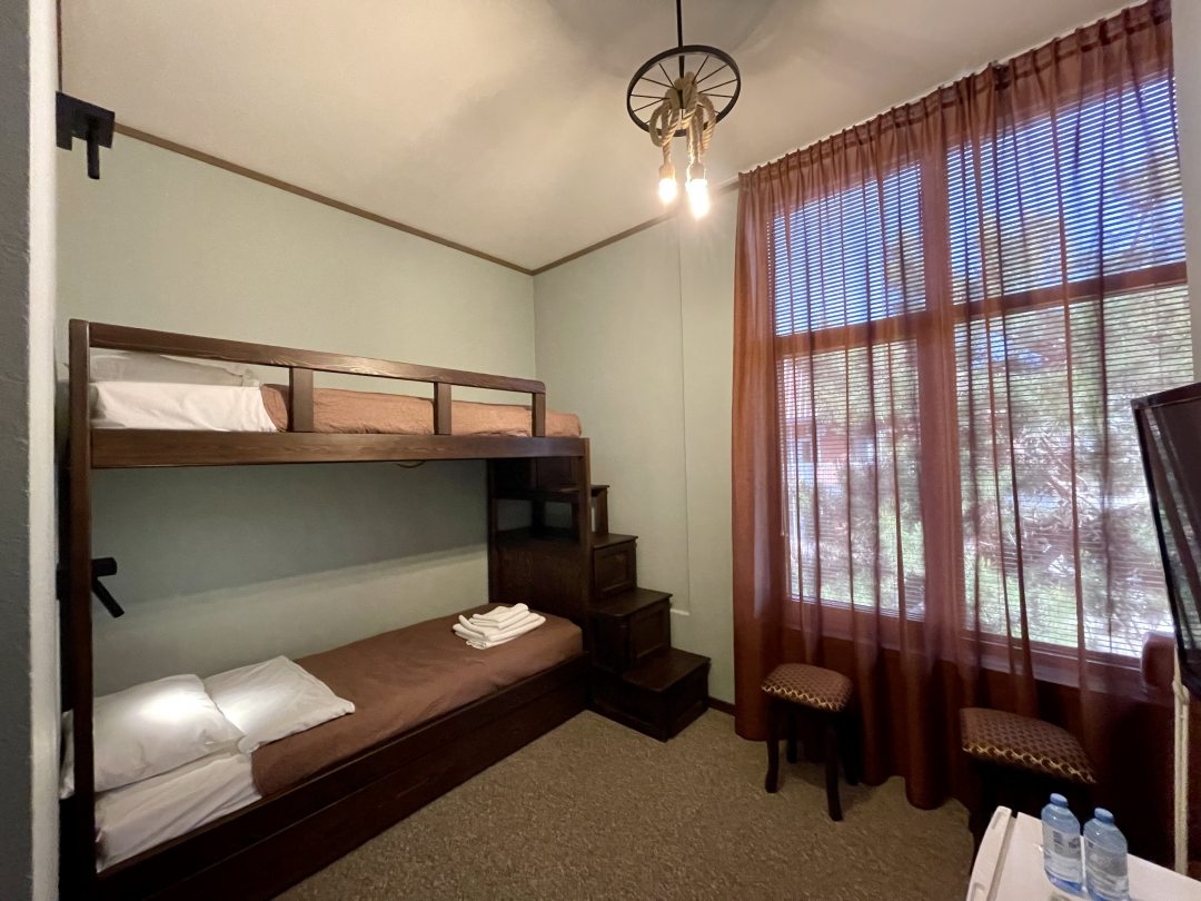 Двухместный (Стандарт 2-местный с 2-уровневой кроватью) мини-отеля Saloon Western, Геленджик