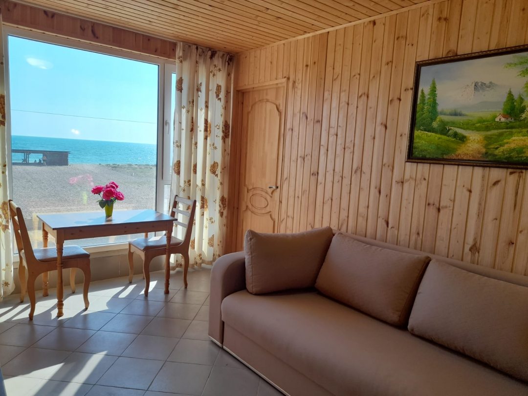 Апартаменты (семейные  четырехкомнатные с кухней, до 9 чел. вид на море) гостевого дома Вилла Маракуйя, Прибрежное, Крым