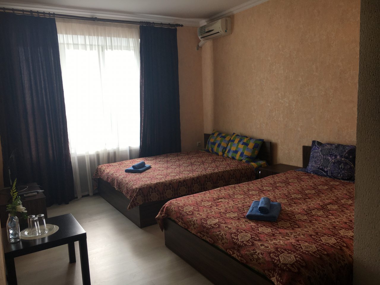 Шестиместный (Шестиместный семейный номер с тремя двуспальными кроватями, двухкомнатный) гостиницы Бархат, Самара
