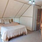 Просторная спальня с двуспальной кроватью