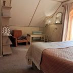 Спальня с журнальным столиком и креслом