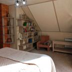 Спальня с книжным стеллажом