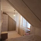 Спальня с двуместной кроватью и платяным шкафом