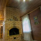 Камин в гостиной на первом этаже