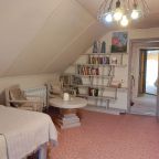 Просторная спальня с  журнальным столиком и креслами