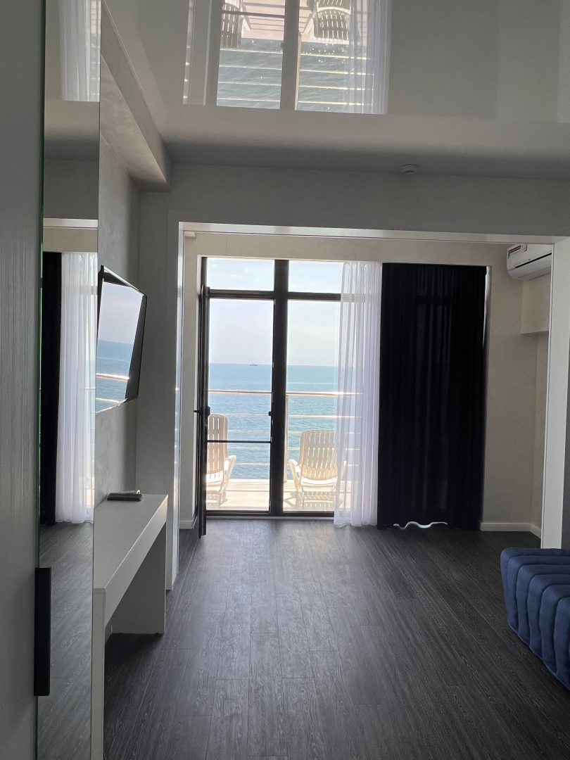 Люкс (5-и местный 2-х комнатный люкс с ванной и видом на море с панорамным балконом 3-й этаж) мини-отеля De-La-Scuto, Приветное, Крым