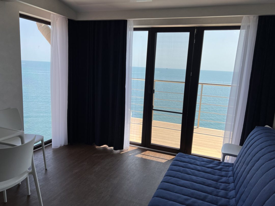 Люкс (6-и местный 3-х комнатный семейный люкс с видом на море и панорамной террасой 5-й этаж) мини-отеля De-La-Scuto, Приветное, Крым