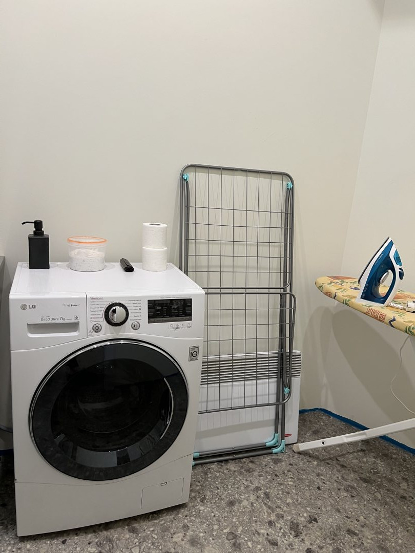 Стиральная машина, сушилка и гладильные принадлежности для общего пользования. Апартаменты Apartin - студии в центре Самары
