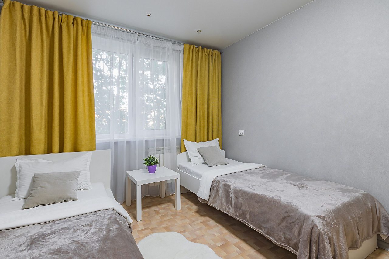 Квартира (Трехкомнатная рядом с ЖД вокзалом, ул.Зимина, д.26 кв.52), Апартаменты Стрелка-гостевые квартиры
