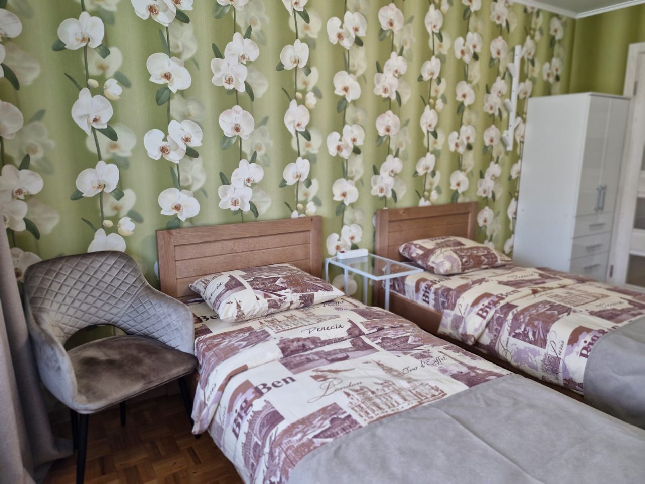 Квартира (Трехкомнатная у Нижегородской Ярмарки, бульвар Мира, 5), Апартаменты Стрелка-гостевые квартиры