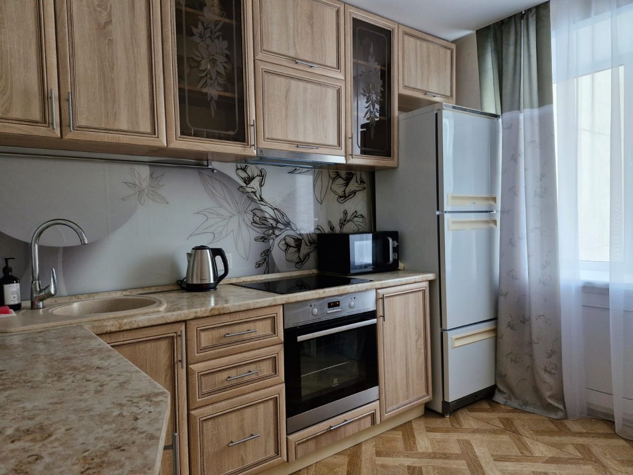 Квартира (Трехкомнатная у Нижегородской Ярмарки, бульвар Мира, 5), Апартаменты Стрелка-гостевые квартиры