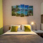 Яркая студия рядом с озером