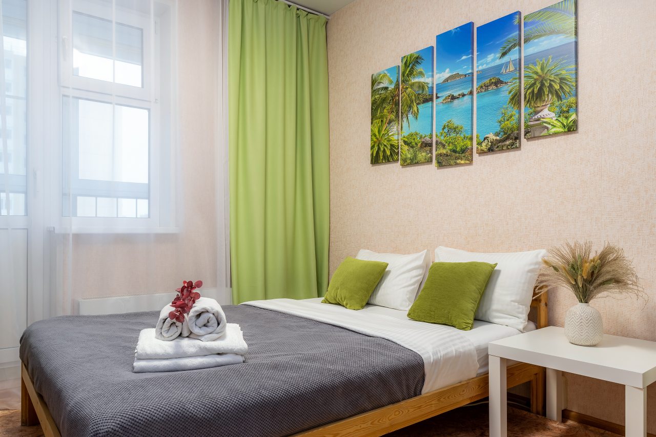 Яркая студия рядом с озером