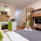 Яркая студия рядом с озером