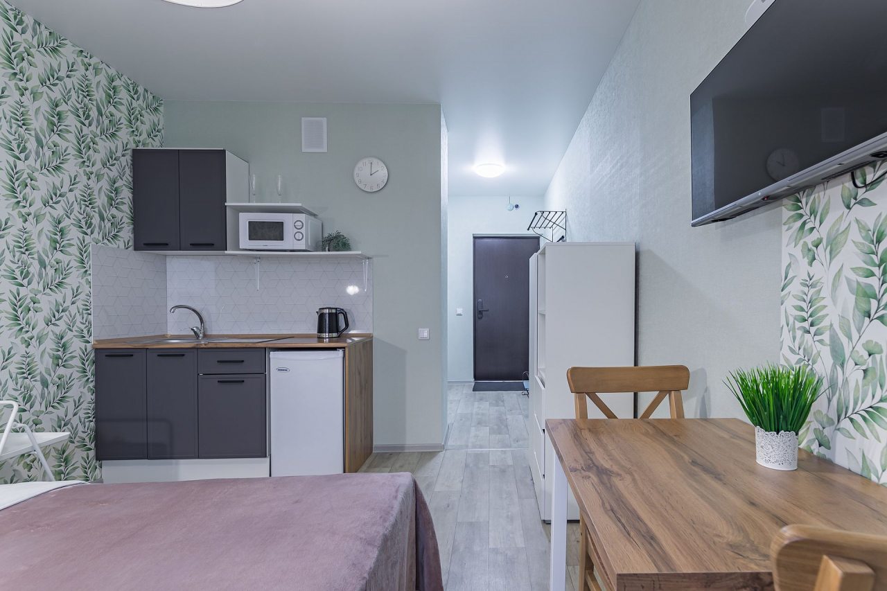 Уютная студия с качелями на лоджии