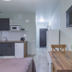 Уютная студия с качелями на лоджии