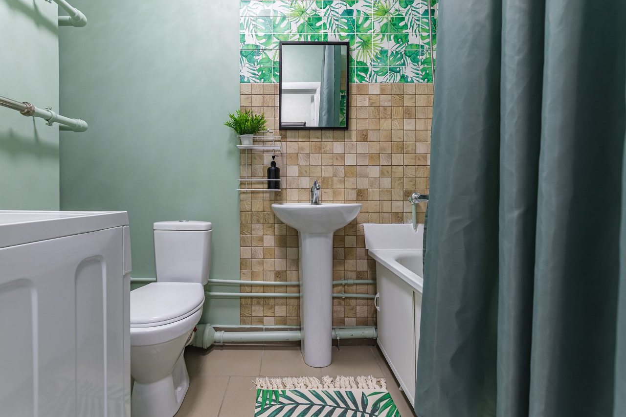 Уютная студия с качелями на лоджии