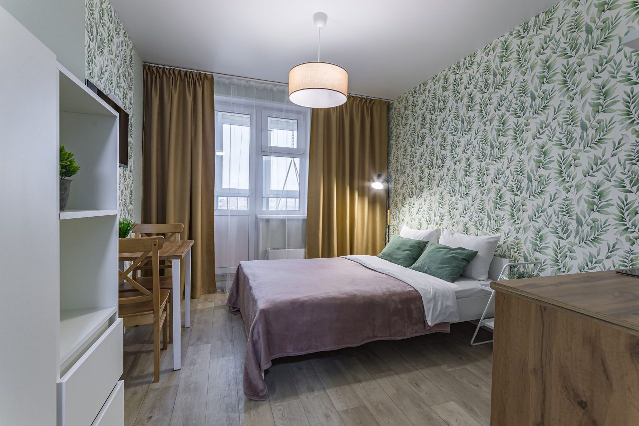 Уютная студия с качелями на лоджии