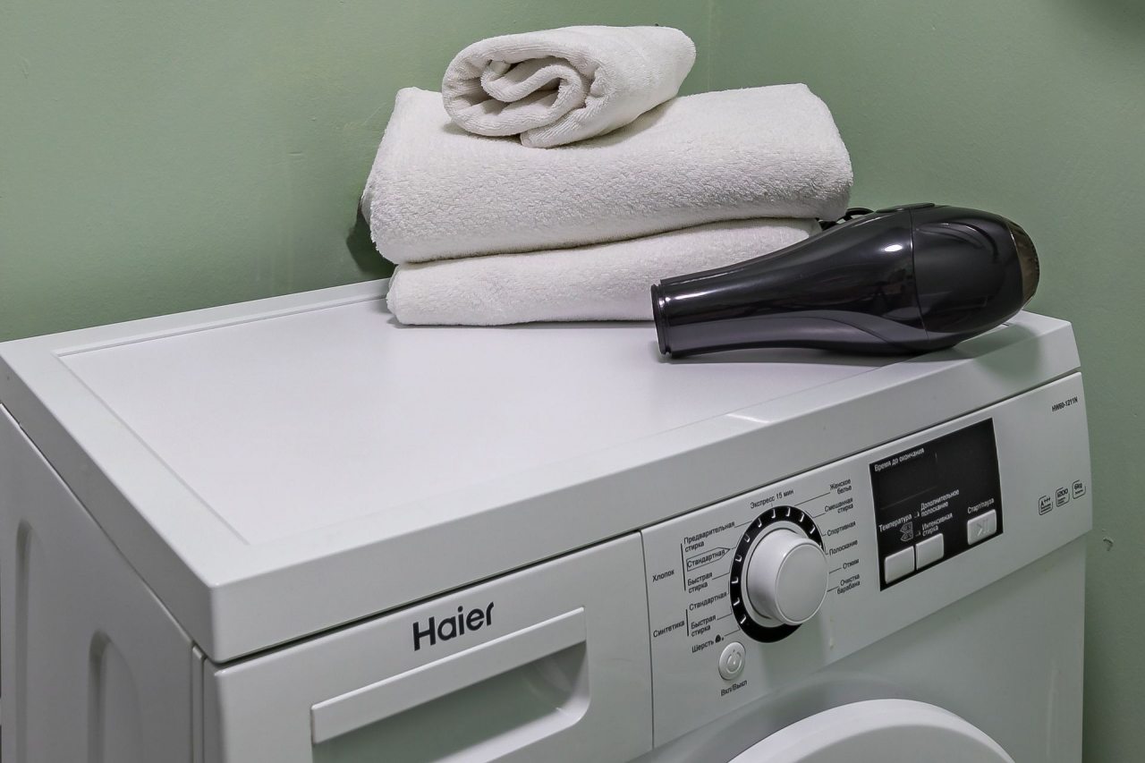 Уютная студия с качелями на лоджии