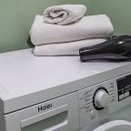 Уютная студия с качелями на лоджии