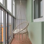 Уютная студия с качелями на лоджии