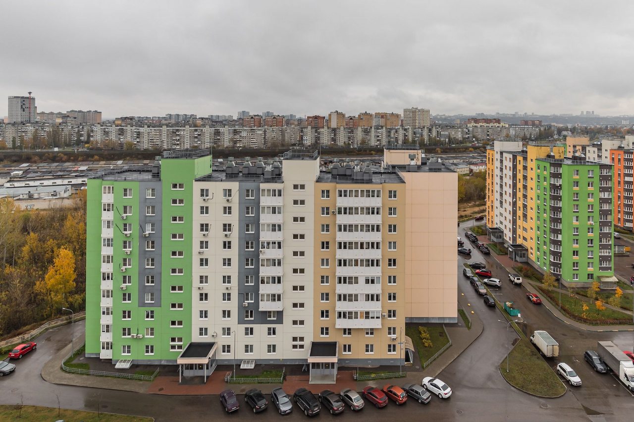 Уютная студия с качелями на лоджии