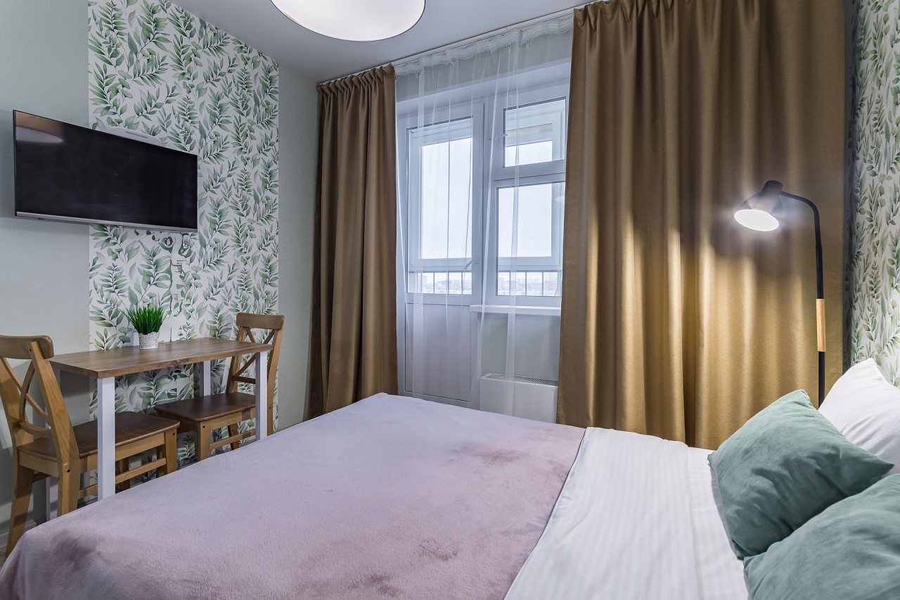 Уютная студия с качелями на лоджии