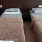 Есть номера с двуспальной кроватью