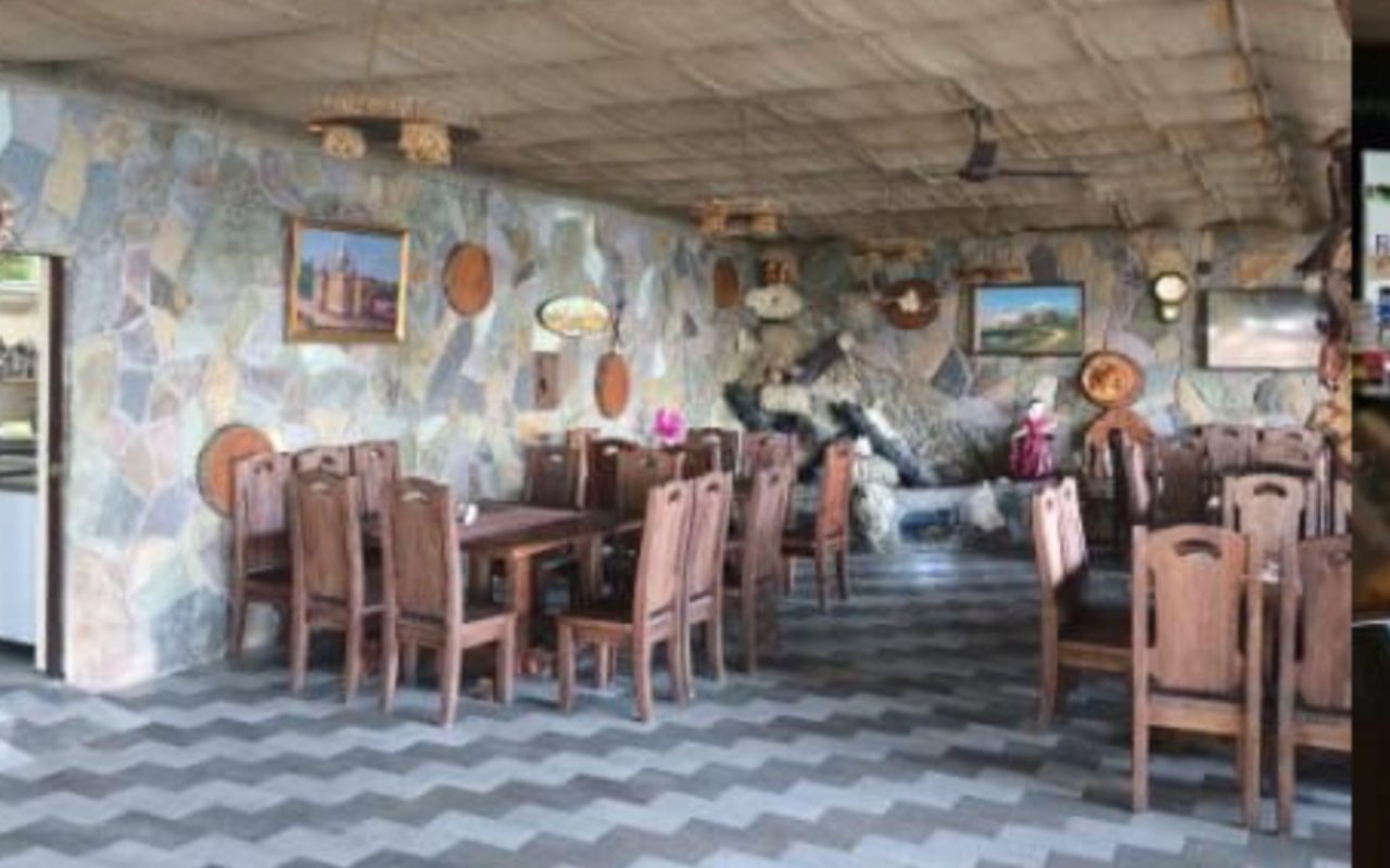 Столовая и бар работают с 9.00 до 24.00, вечером дискотека