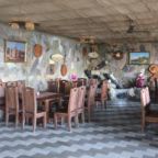 Столовая и бар работают с 9.00 до 24.00, вечером дискотека