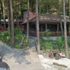 На территории много гамаков и скамеечек в беседках