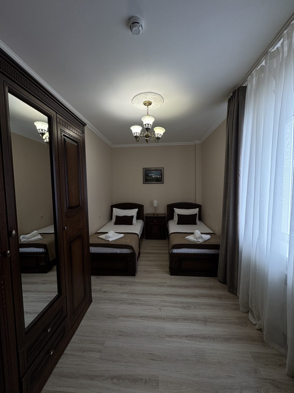 Делюкс (Делюкс), Отель Седьмое небо