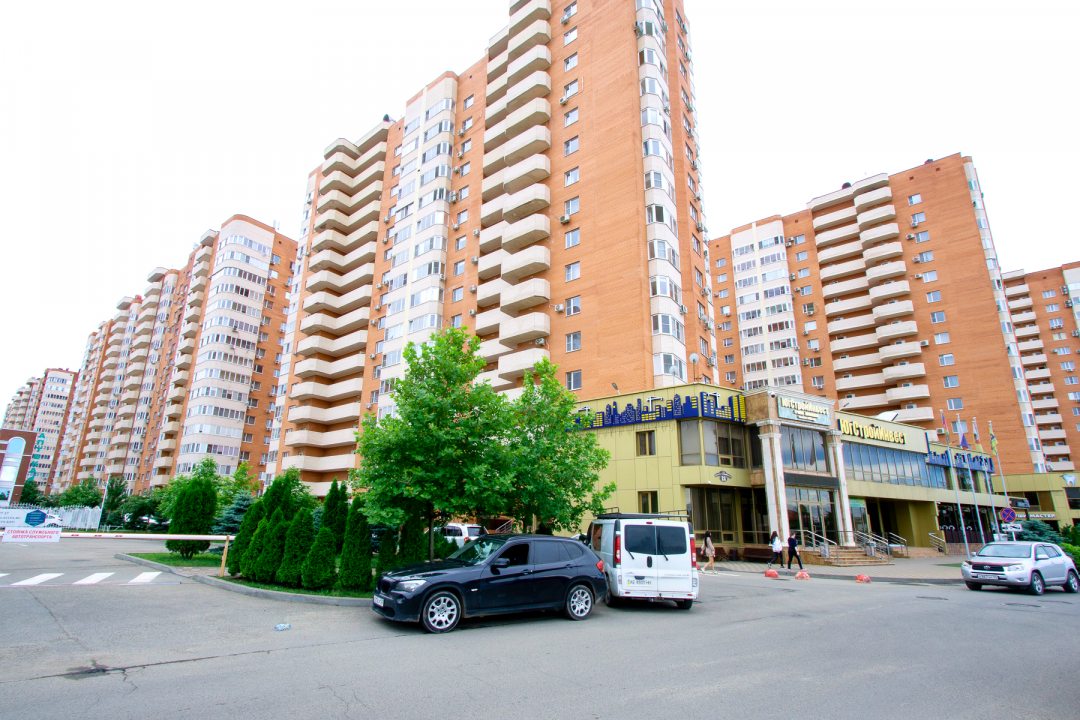Парковка рядом с домом, Шикарные апартаменты у парка Галицкого