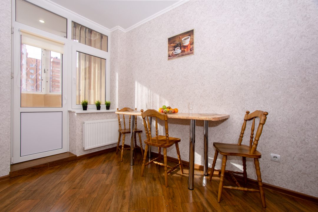Обеденный стол, Прекрасные апартаменты с видом на парк Галицкого