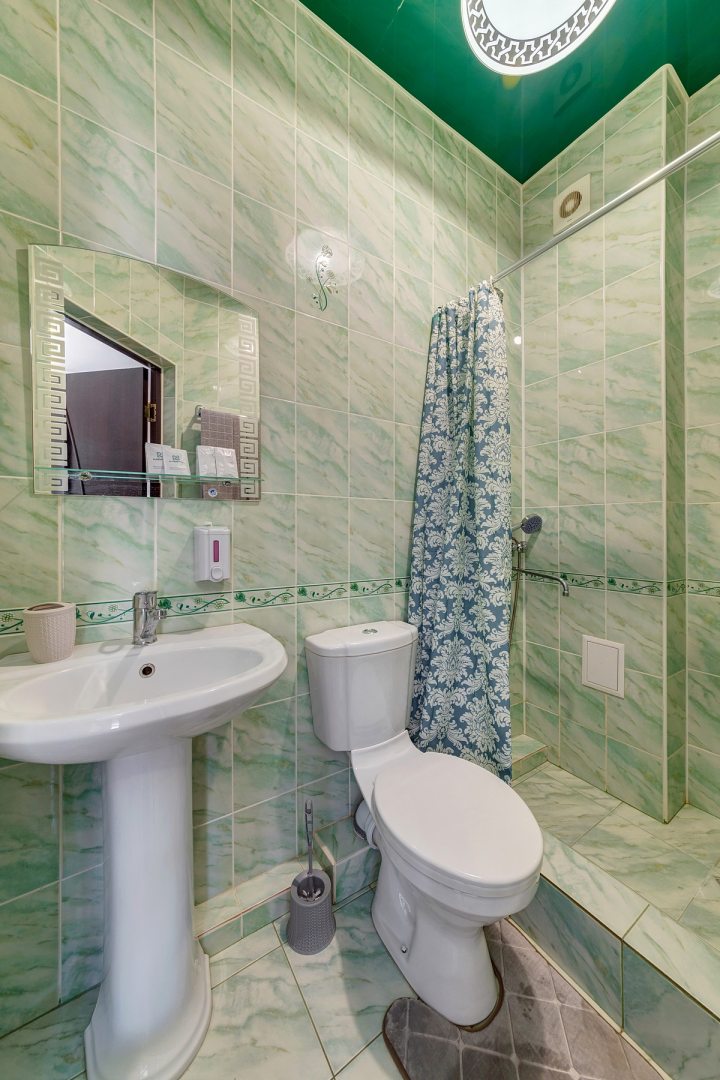 Собственная ванная комната, Гостевой дом на Красных Партизан 66