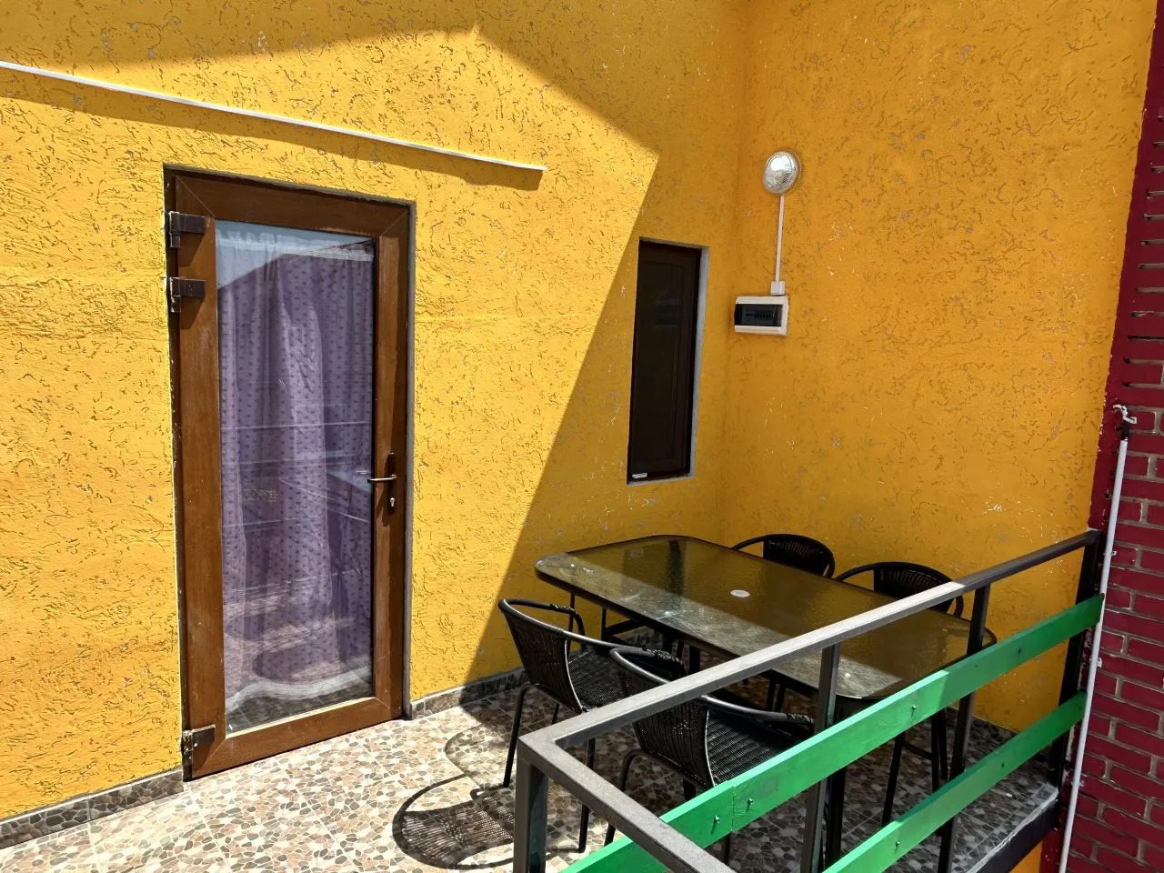 Апартаменты в двухэтажном коттедже со всеми удобствами.