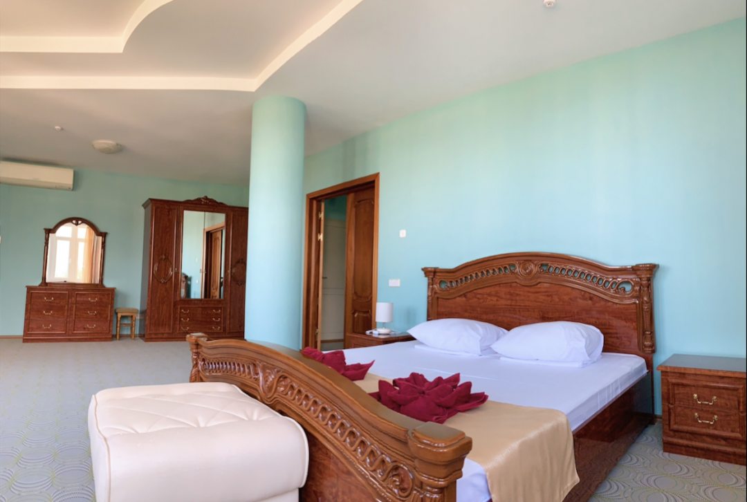 Люкс (Двухъярусный люкс с двумя спальнями и панорамным видом на море) отеля Севастополь, Ялта