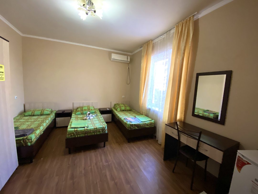 Трёхместный и более (Стандартный трёхместный номер без балкона) гостиницы Кальмар, Витязево