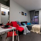 Двуспальная кровать и раскладное кресло