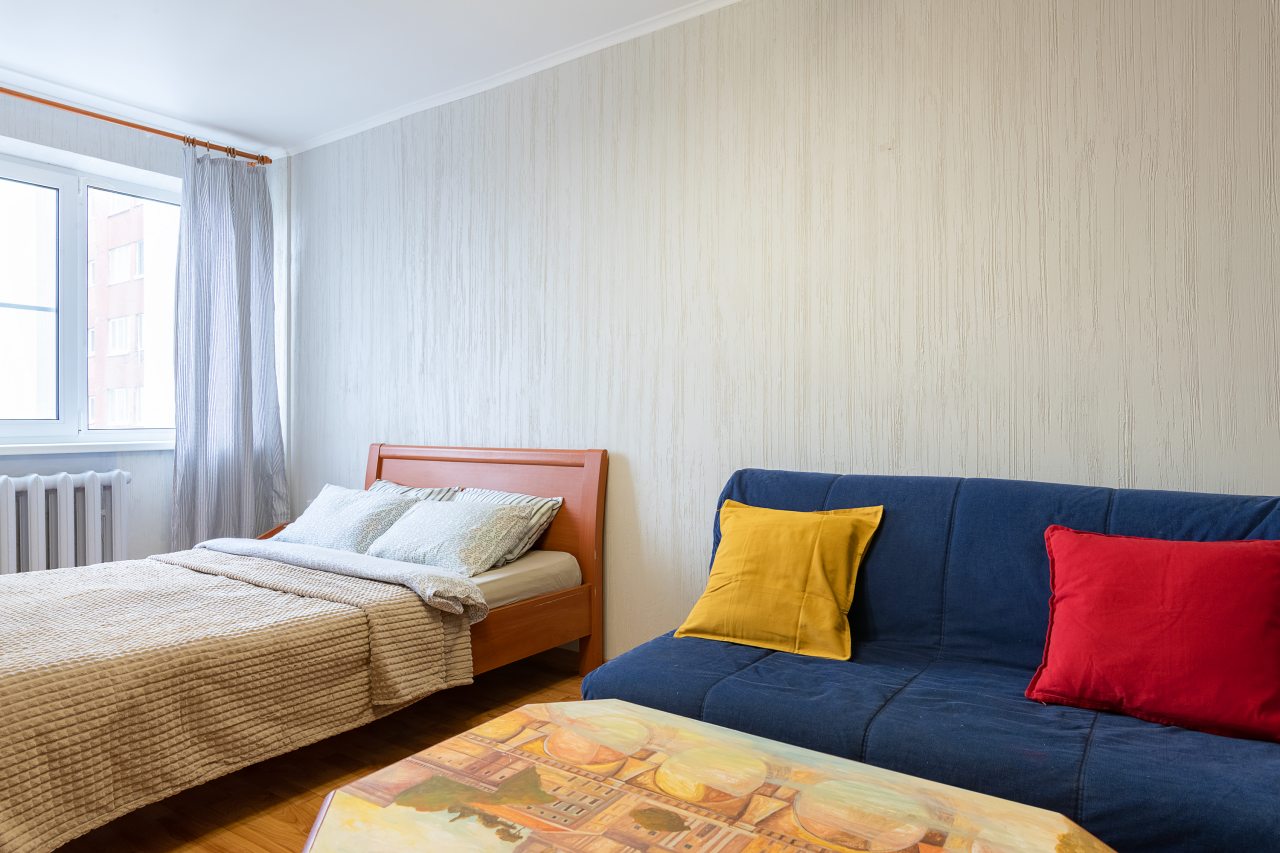 Двуспальная кровать и диван