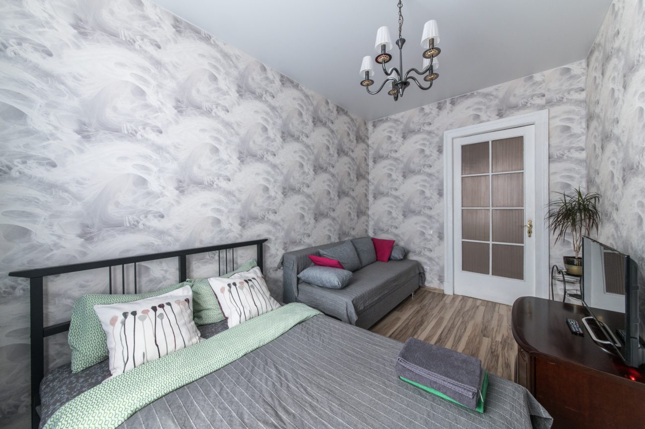 Двуспальная кровать и диван