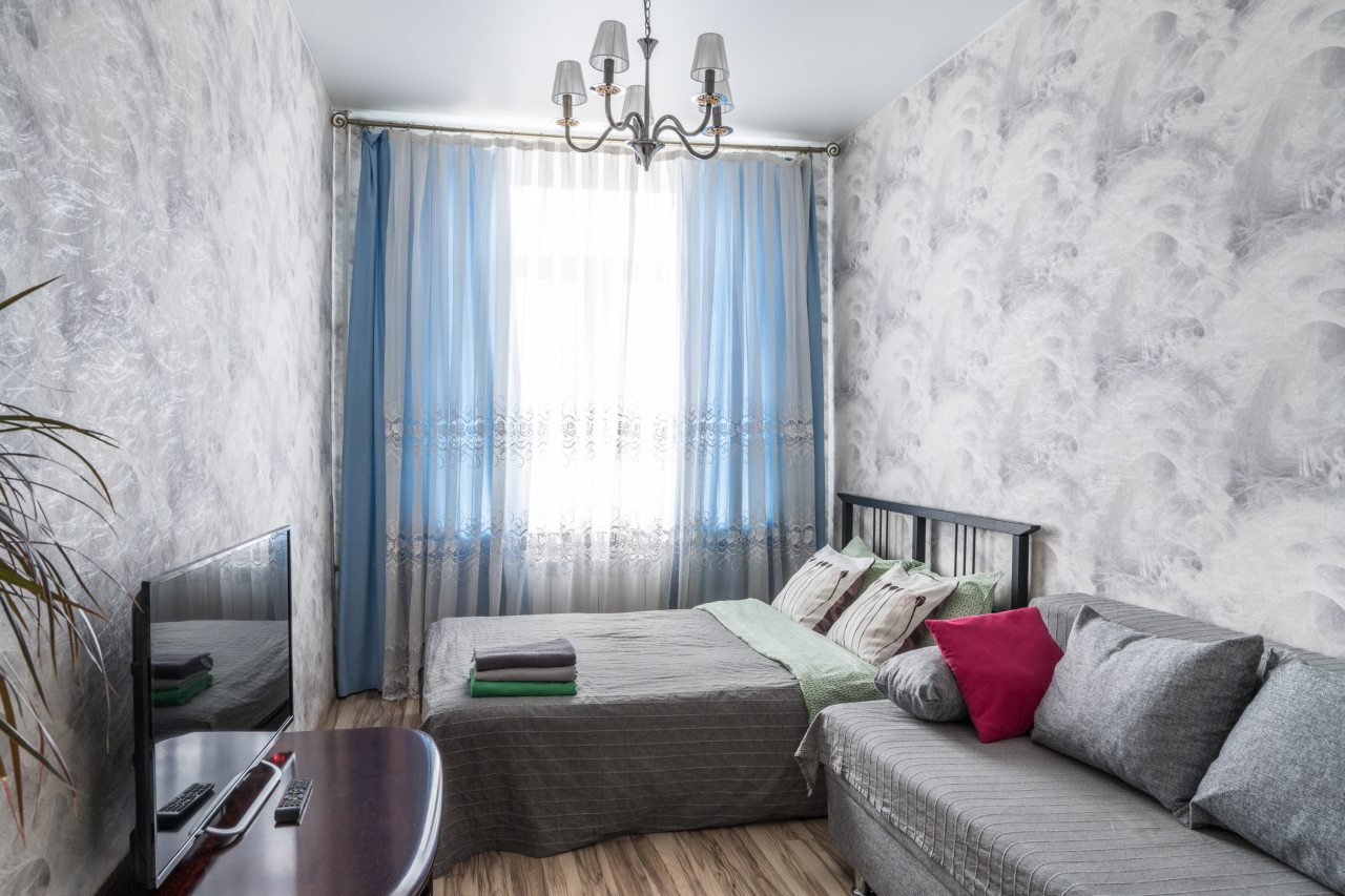 Двуспальная кровать и раскладной диван