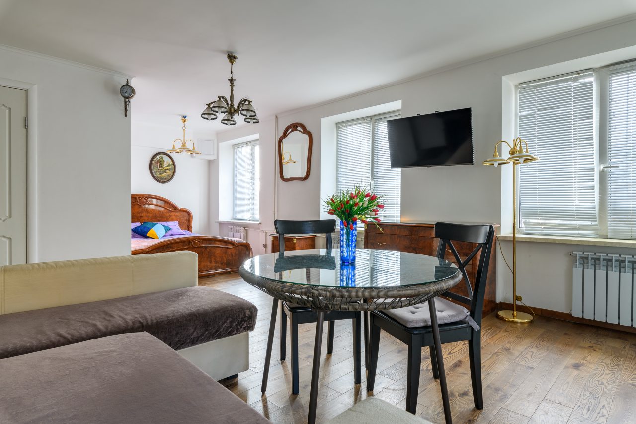 Двуспальная кровать и диван